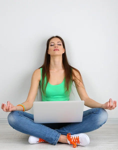 Mulher bonita sentada com laptop no quarto — Fotografia de Stock