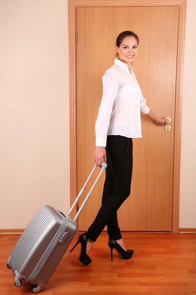Jeune femme d'affaires avec valise quittant la chambre — Photo