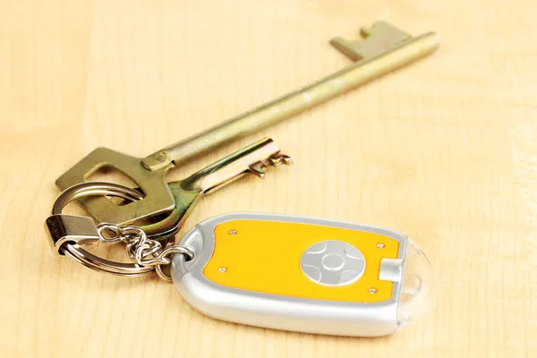 Hus nycklar och nyckelring på trä bakgrund — Stockfoto