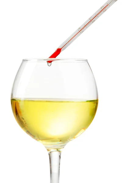 Ποτήρι κρασί με θερμόμετρο, που απομονώνονται σε λευκό — Φωτογραφία Αρχείου