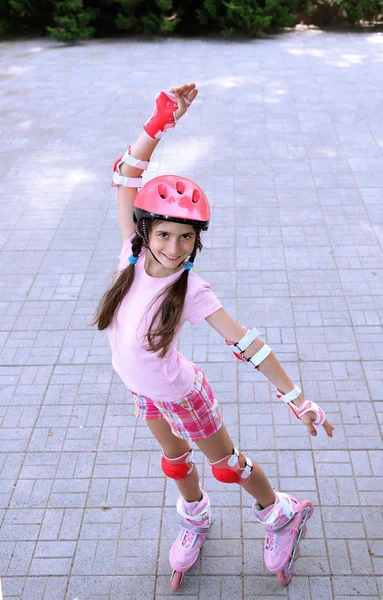 롤러 스케이트 공원에서 소녀 — 스톡 사진