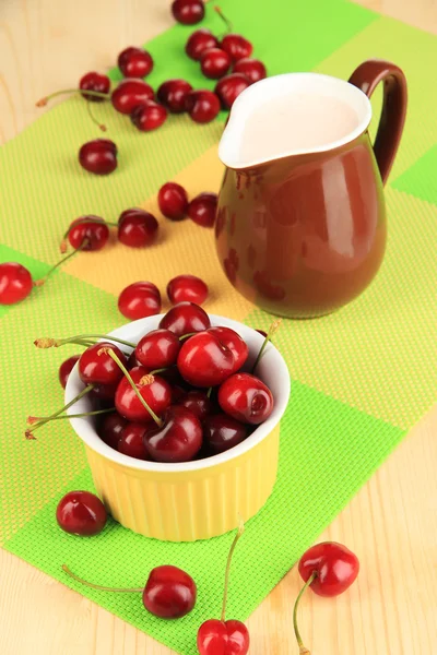 Ripe red cherry berries in bowl on wooden table close-up — Stock Photo, Image