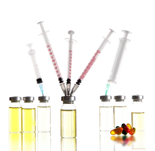 Lékařskou lahví tablety a injekce izolovaných na bílém — Stock fotografie