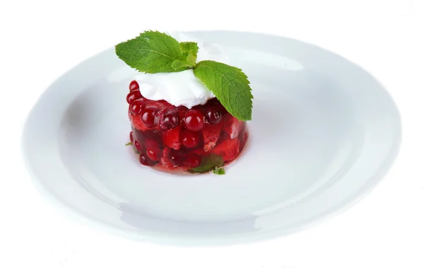 Gustoso dessert alla gelatina con bacche fresche, isolato su bianco — Foto Stock