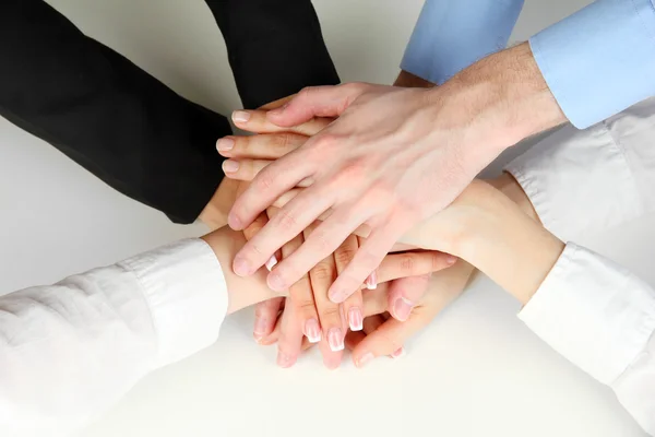 Groupe de jeunes 's mains isolées sur blanc — Photo