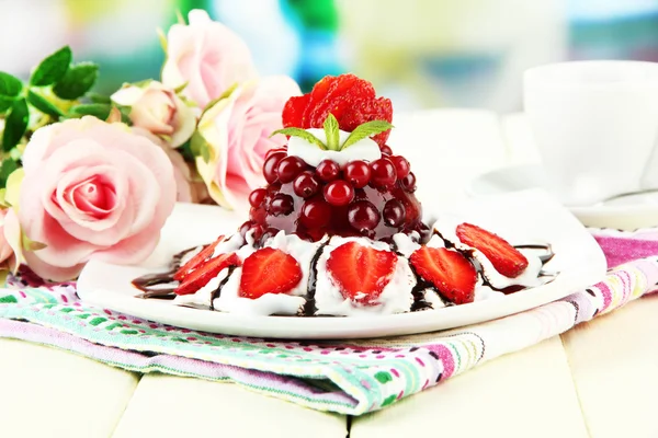 Leckeres Gelee-Dessert mit frischen Beeren, auf hellem Hintergrund — Stockfoto