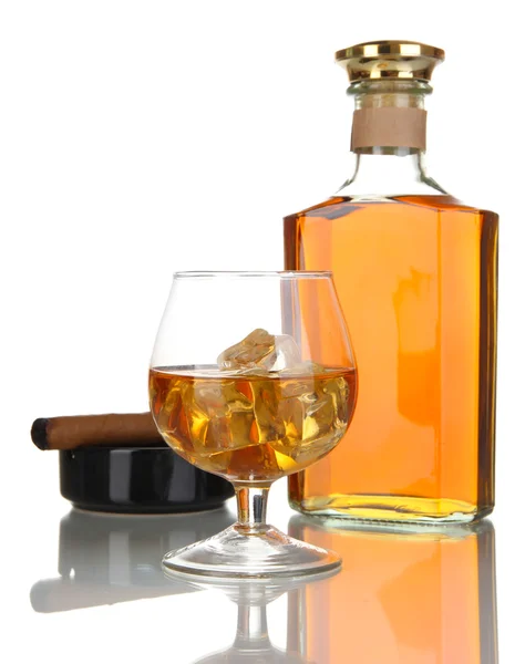 Brandy met ijs en sigaar geïsoleerd op wit — Stockfoto