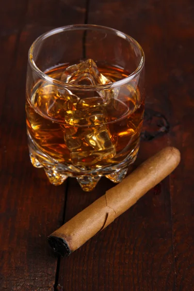 Bicchiere di brandy con ghiaccio su sfondo di legno — Foto Stock