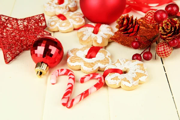 Biscotti di Natale e decorazioni su sfondo di legno a colori — Foto Stock
