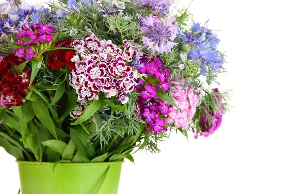 Beau bouquet en seau isolé sur blanc — Photo