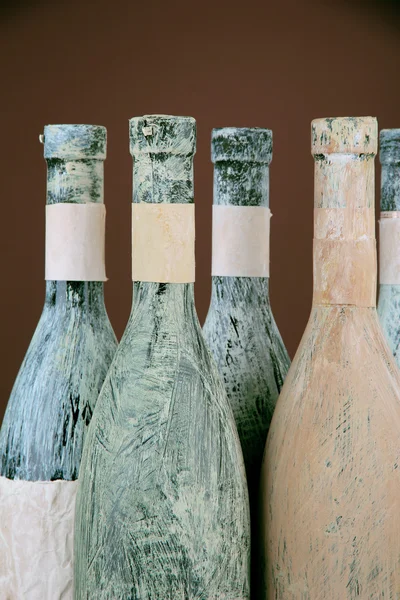 Alte Weinflaschen, auf dunkelbraunem Hintergrund — Stockfoto