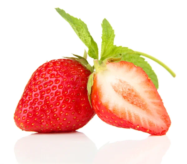 熟した甘いイチゴ、ミント、白で隔離されます。 — ストック写真