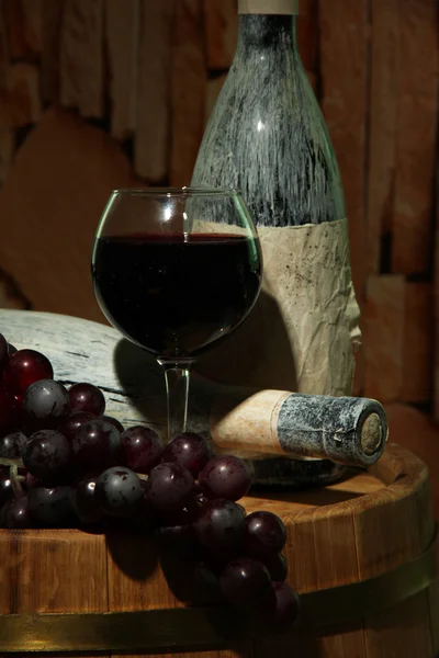 Σύνθεση με παλιό μπουκάλι του κρασιού και wineglass στο παλιό κελάρι, σε σκούρο φόντο — Φωτογραφία Αρχείου
