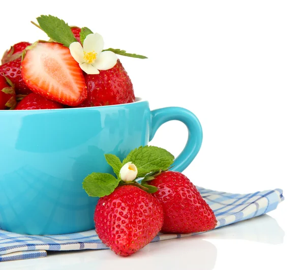 Fresas dulces maduras en taza azul, aisladas en blanco —  Fotos de Stock