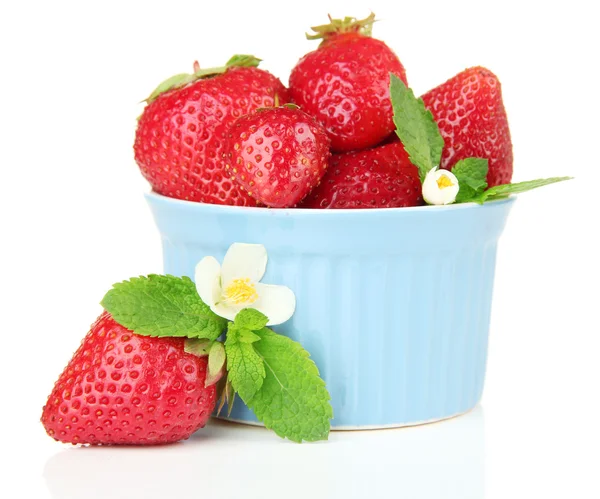 Mogna söta jordgubbar i skål, isolerad på vit — Stockfoto