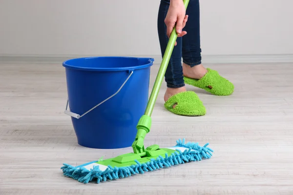 Schoonmaakvloer in de kamer close-up — Stockfoto