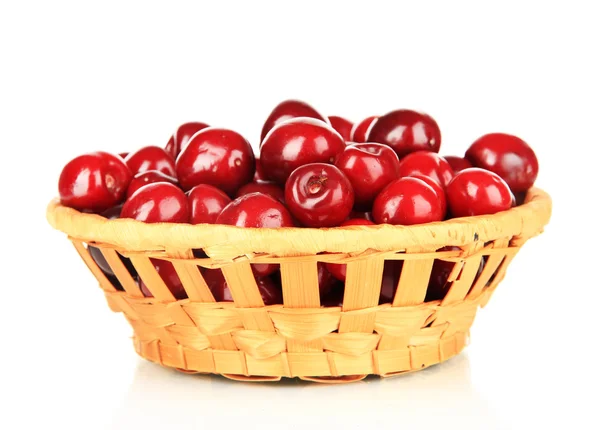 Bacche di ciliegia in cesto di vimini isolato su bianco — Foto Stock