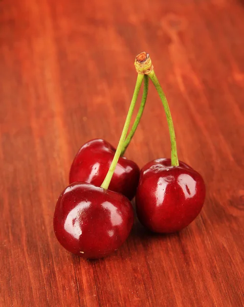 Bayas de cereza sobre mesa de madera de primer plano — Foto de Stock