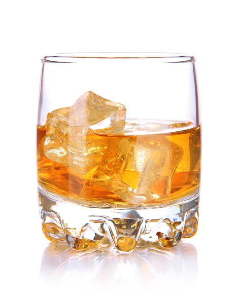 Bicchiere di brandy con ghiaccio isolato su bianco Foto Stock