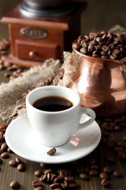 fincan kahve, pot ve değirmeni ahşap zemin üzerinde