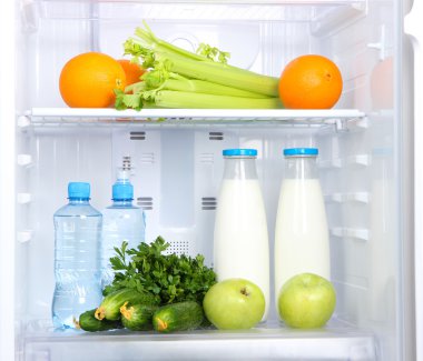 jonge vrouw dragen keuken schort met pan, geïsoleerd op wit