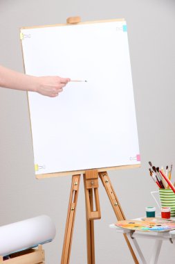 odadaki yağsız beyaz kağıda çizim boya