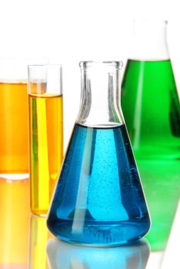 test tüpleri ile üzerine beyaz izole renkli sıvı