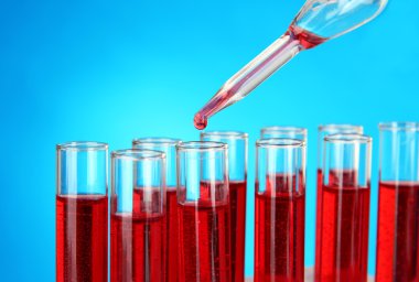 laboratuvar mavi zemin üzerine kan test tüpleri