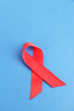 kırmızı kurdele HIV, AIDS üzerinde mavi arka plan