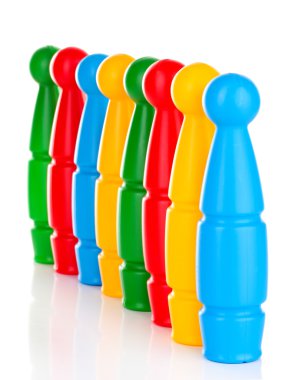 beyaz izole oyuncak bowling renkli plastik cips