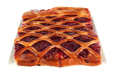 vişneli turta üzerine beyaz izole