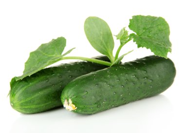 beyaz izole lezzetli yeşil salatalık