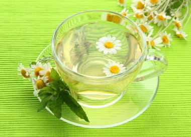 yabani camomiles ve nane, yeşil peçete ile bitkisel çay