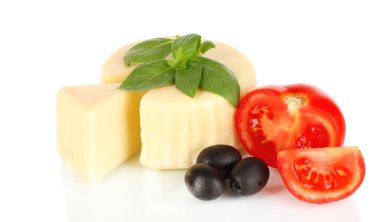 mozzarella peyniri, fesleğen ve sebzeler üzerinde beyaz izole