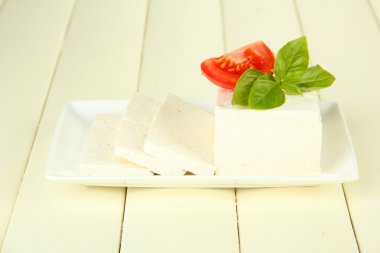 koyun süt peynir, fesleğen ve renk ahşap arka plan domates
