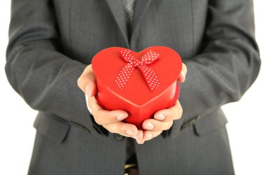 beyaz izole genç işadamı mevcut hediye kutusu