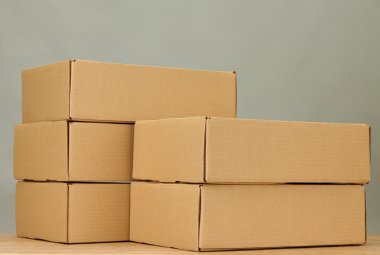 parsel kutuları gri arka plan üzerinde ahşap tablo