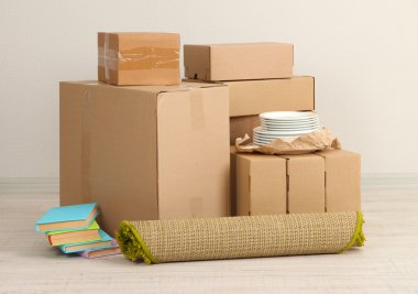 boş odada yere hareket kutuları