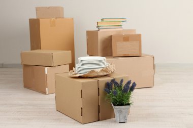 boş odada yere hareket kutuları