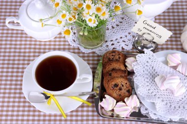 Tablo ayarı ile damalı masa örtüsü üzerinde chamomiles