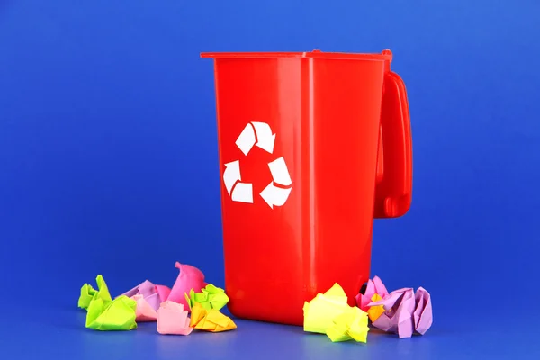 Recycling-Tonne mit Papieren auf blauem Hintergrund — Stockfoto