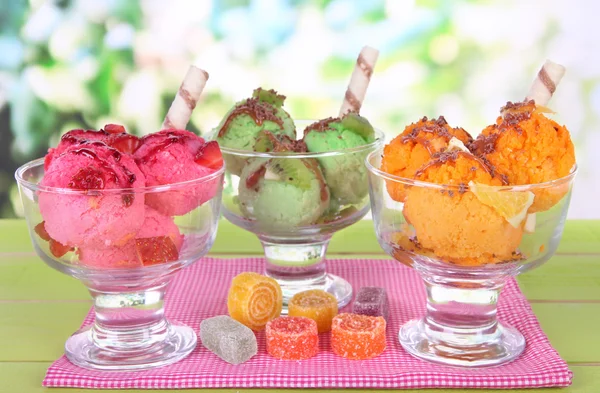 Delicioso helado en la mesa sobre fondo brillante — Foto de Stock