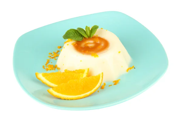 Panna Cotta com raspas de laranja e molho de caramelo, isolado em branco — Fotografia de Stock