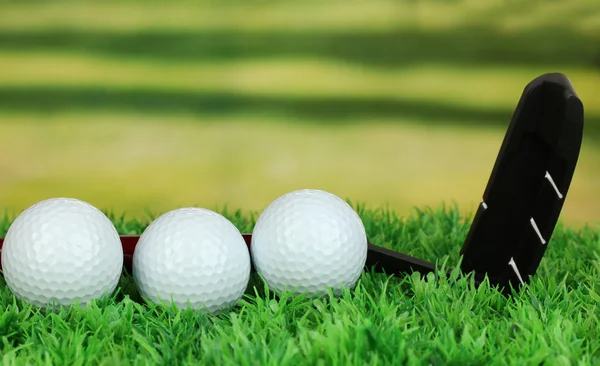 Balles de golf et conducteur sur gazon vert extérieur gros plan — Photo
