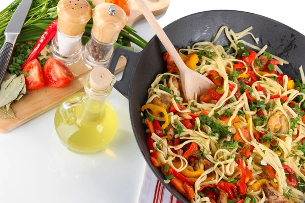 Noedels met groenten in de wok op lichte achtergrond — Stockfoto