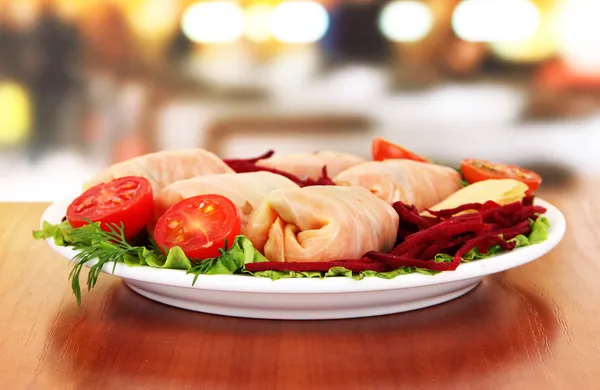 Rollos de col rellenos en la mesa en la cafetería —  Fotos de Stock