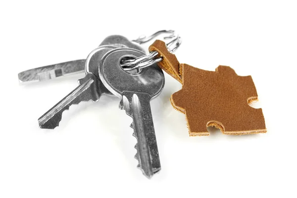 Klíč s koženými cetku izolované na bílém — Stock fotografie