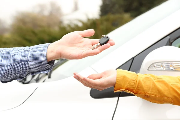 La mujer y el hombre manos con llave del coche, de cerca —  Fotos de Stock