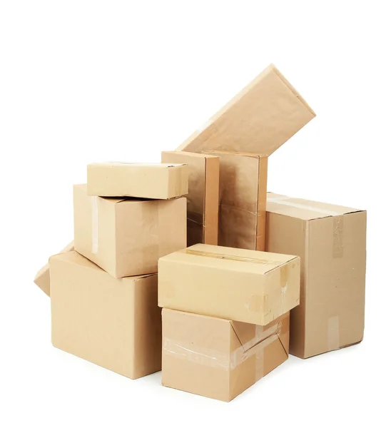 Различные картонные коробки изолированы на белом — стоковое фото