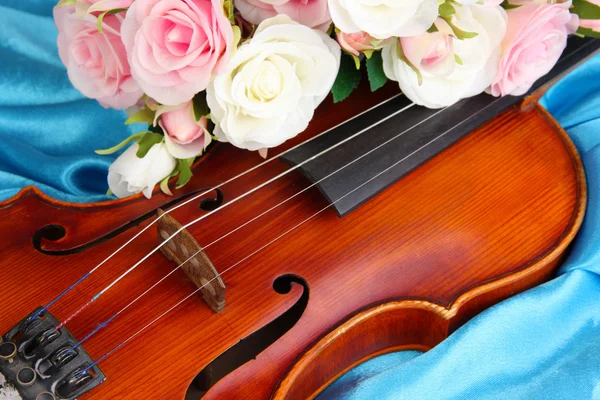 Violino clássico sobre fundo de tecido — Fotografia de Stock